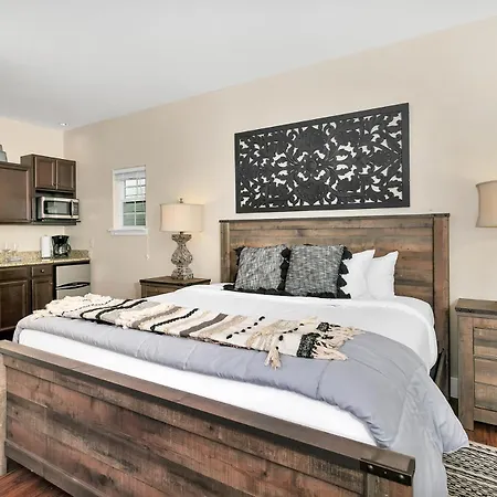 Ferienwohnung Main Street Retreat #8 - King Bed, On Main St, Shared Hot Tub & Pool
